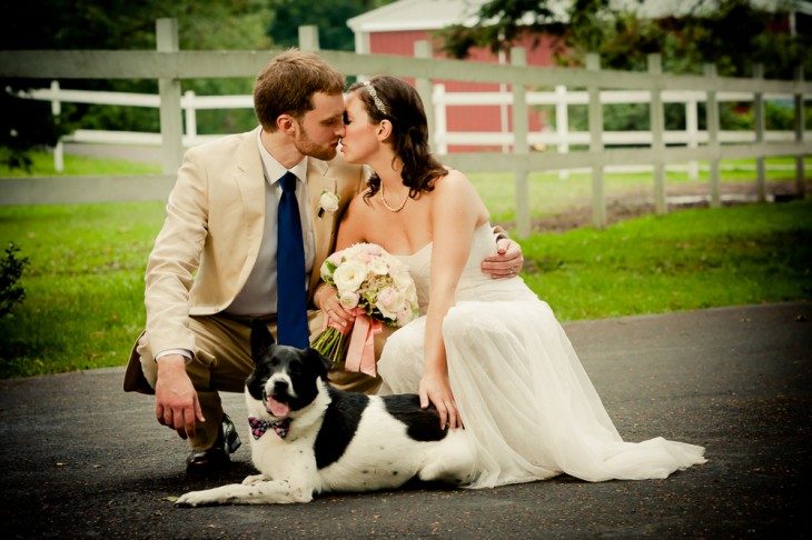 novios en su boda con su perrito