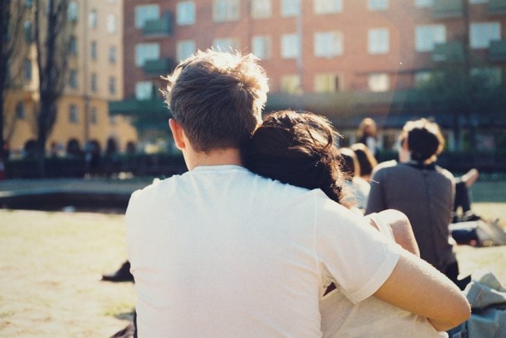 pareja abrazada en un parque 