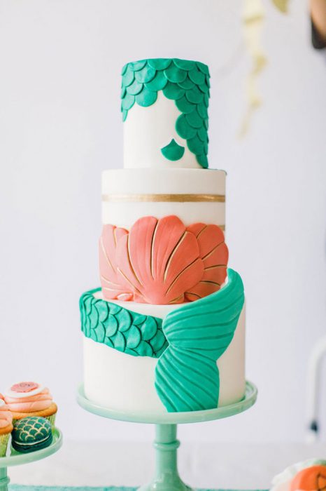 pastel de bodas con figuras de ostras de mar y colas de sirena 