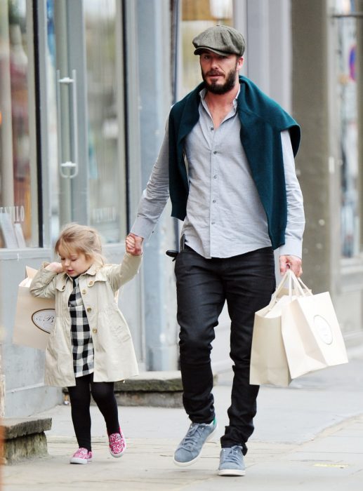 papá e hija pequeña de compras 