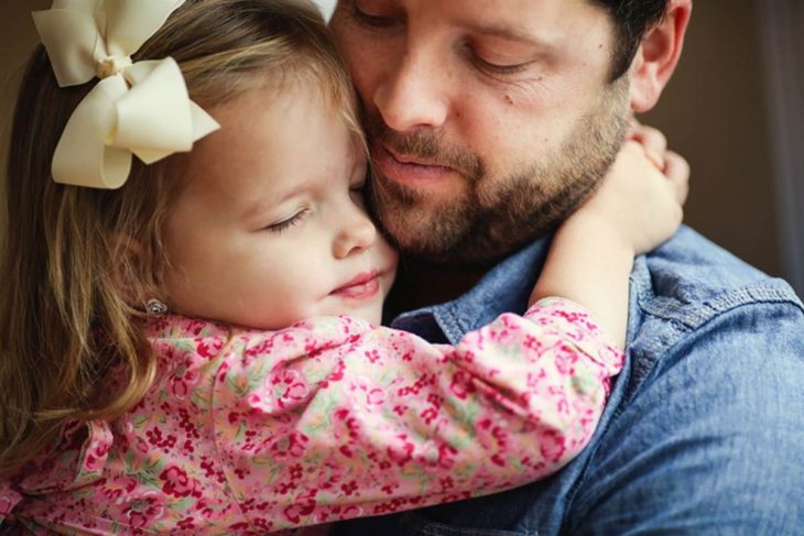 niña pequeña abrazando a su papá 