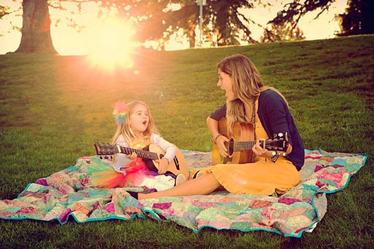mamá e hija tocando la guitarra 