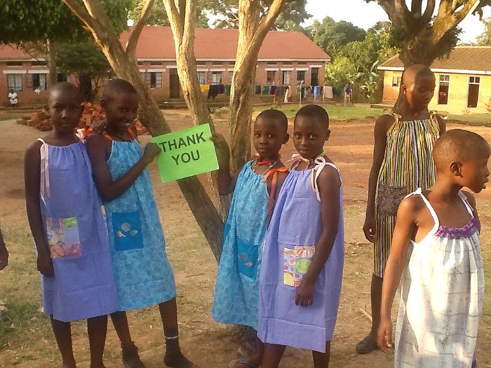 Niñas africanas con un letrero diciendo "Gracias" 