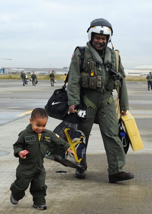 papá e hijo con uniforme aviación caminando juntos 