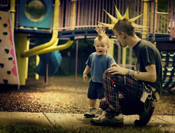 padre e hijo punk en un parque 