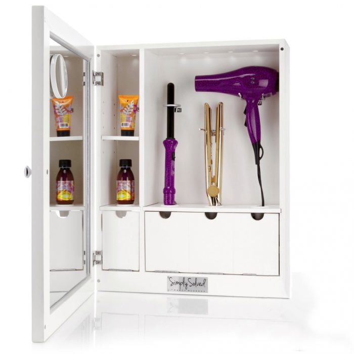 gabinete de color blanco donde se ven productos para el tratamiento del cabello 