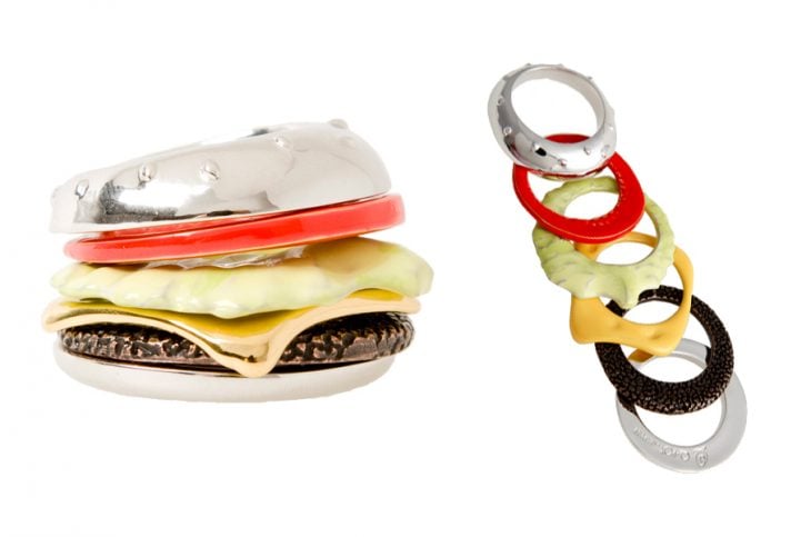 fotografia de anillo en forma de hamburguesa con distintos colores 