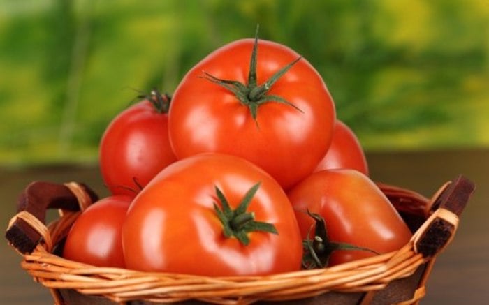 Canasta con tomates 