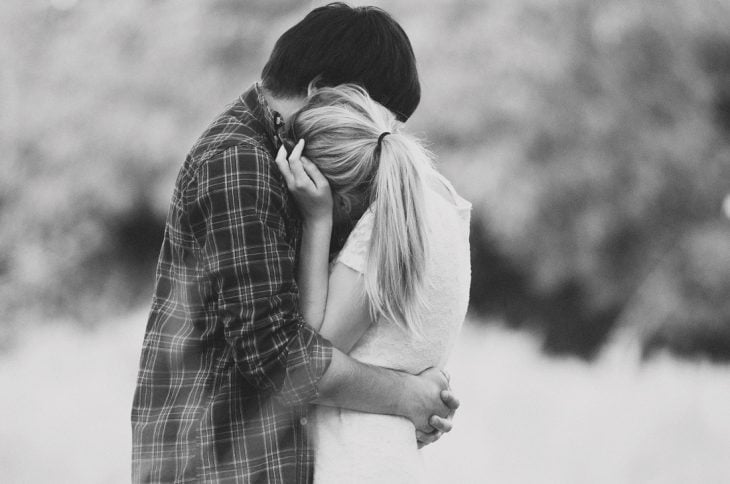 Foto en blanco y negro de una pareja de novios abrazados 