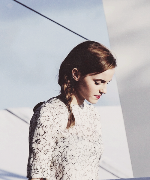 Emma Watson con la mirada hacia abajo 