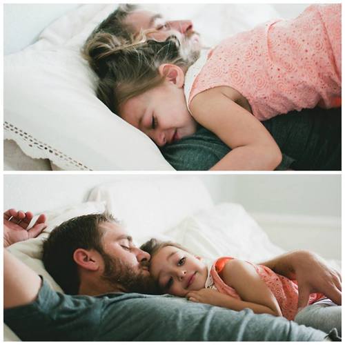 padre e hija durmiendo