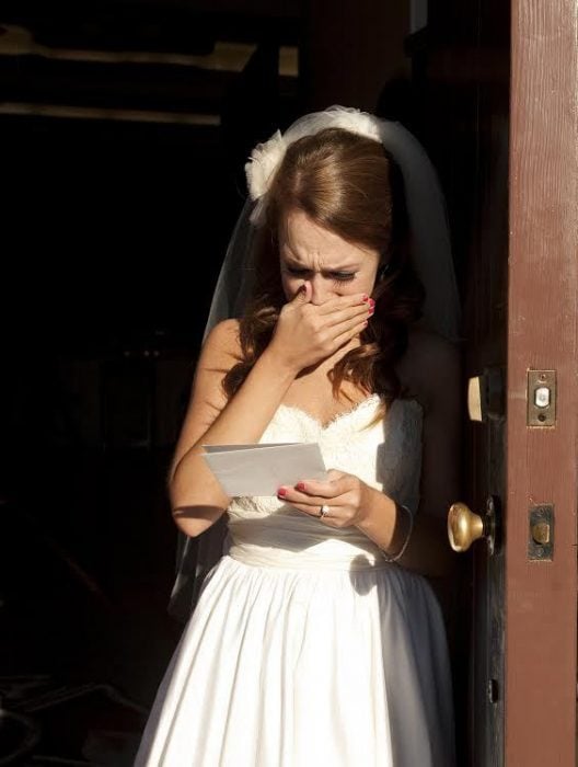 mjer vestida de novia leyendo una carta