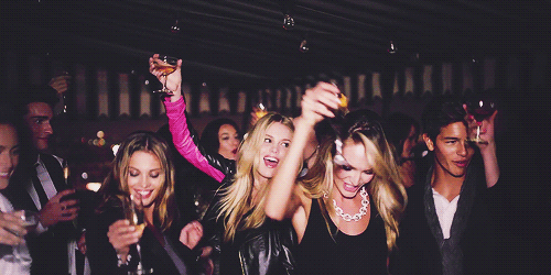 chicas bailando en el antro con tragos y vestidos negros