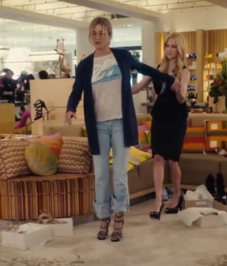 escena de la película una esposa de mentiras donde se mide unos zapatos en una tienda y la vendedora la ayuda 
