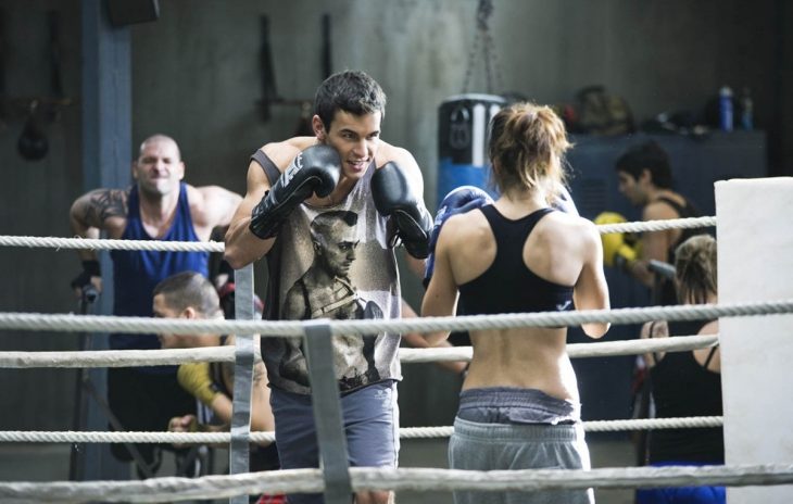 escena de la película 'tengo ganas de ti' mario casas y clara lago peleando en un ring 