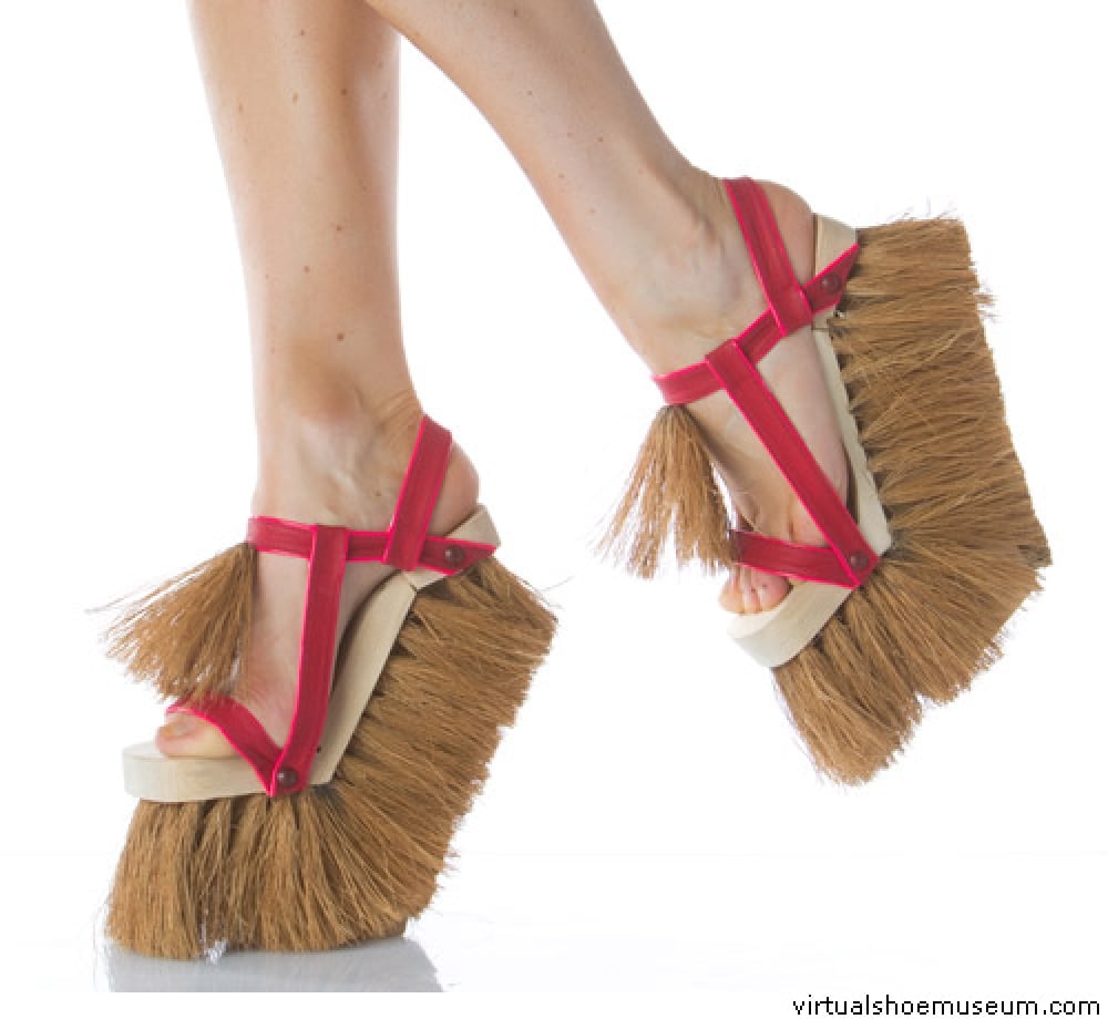 zapatos con tacon y plataforma en forma de un cepillo para fregar el suelo