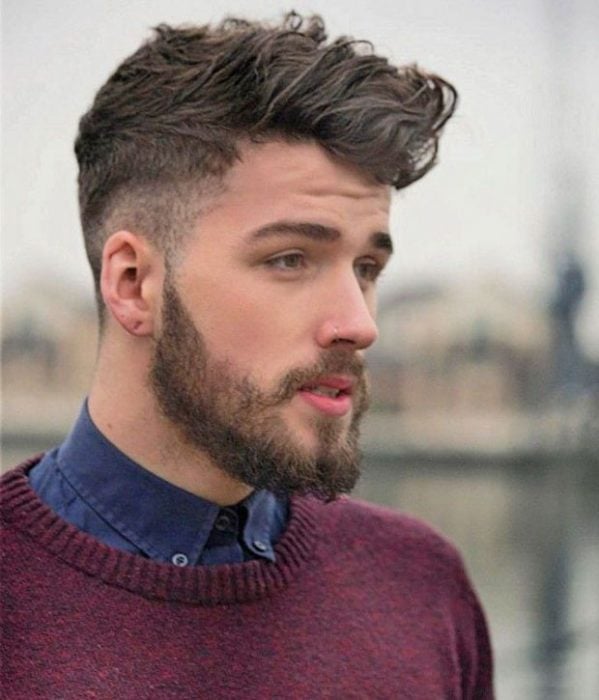 Hombre con barba y corte de cabello de moda 