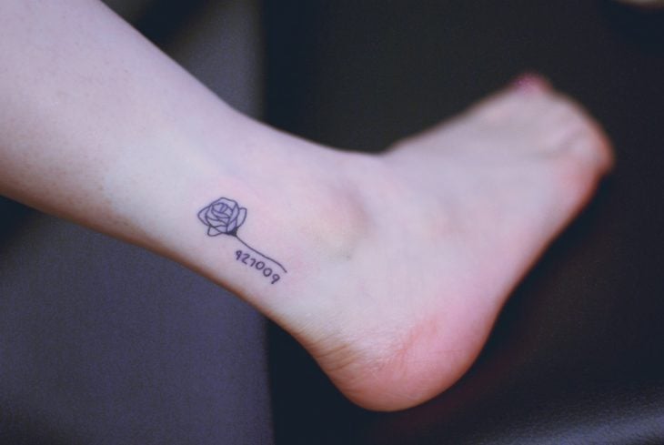 tatuaje de rosa pequeño 