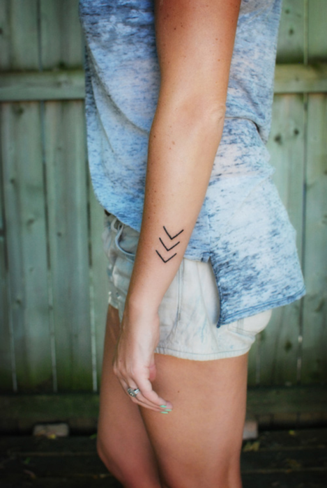 Tatuaje flechas hacia abajo 