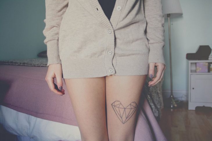 Tatuaje de corazón geométrico 