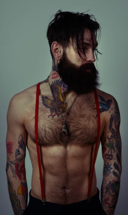 Chico hipster con barba y tatuajes 