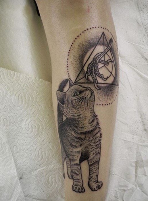 Chico con tatuaje de gato 
