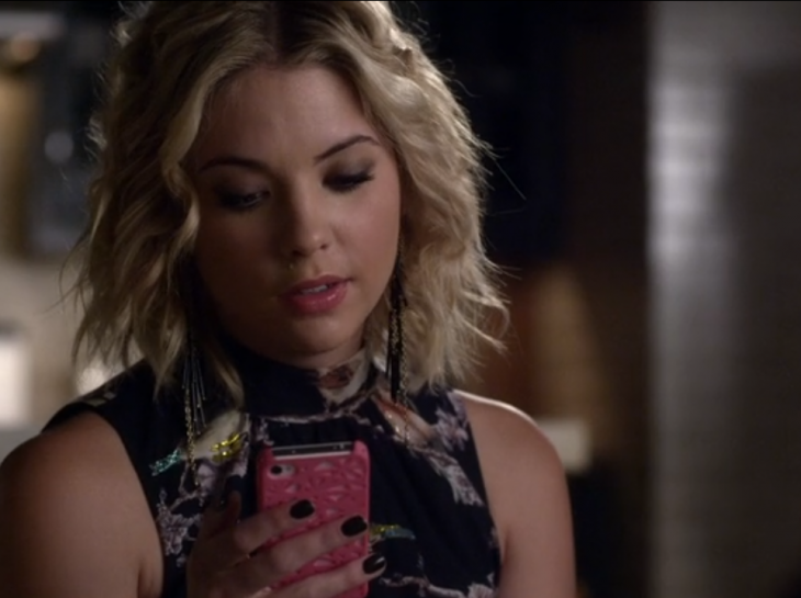 Hanna de la serie pretty little liars enviando mensajes de texto con sus celular 