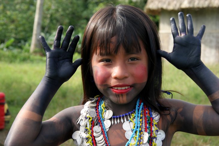 Chica de una tribu de la selva de panamá