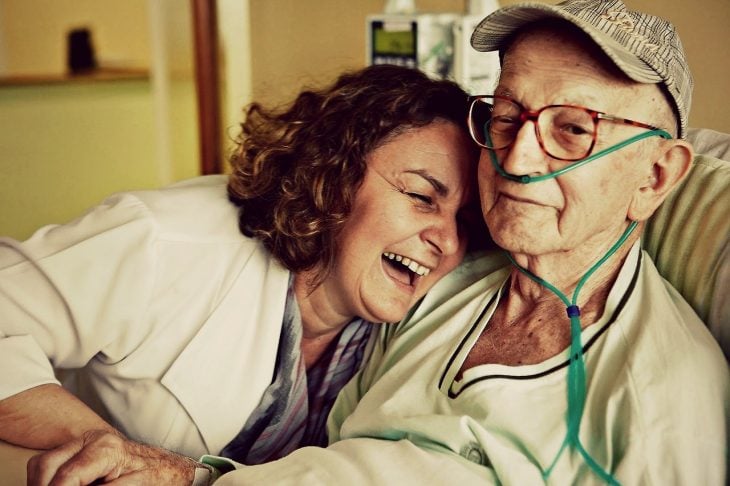 paciente de hospital edad avanzada y doctora riendo