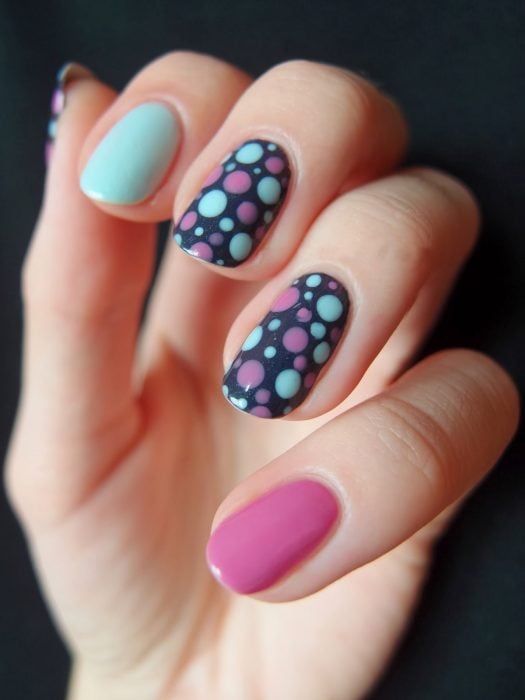 Uñas negras con puntos de colores 