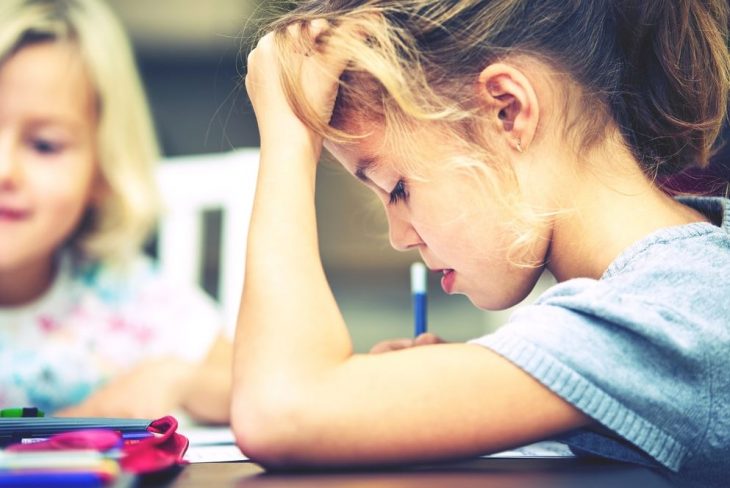 niña con problemas en la escuela