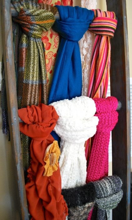 escalera para guardar bufandas