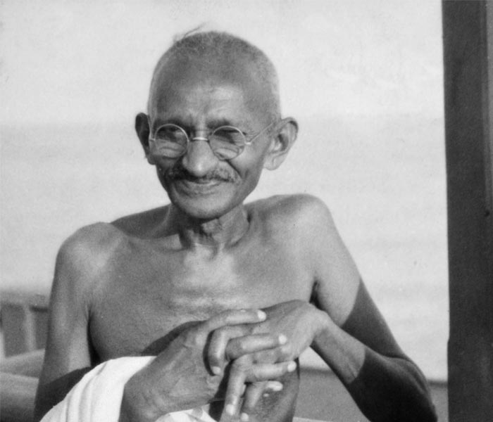 Gandhi sonriendo