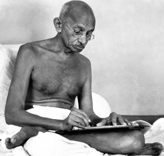 Gandhi escribiendo