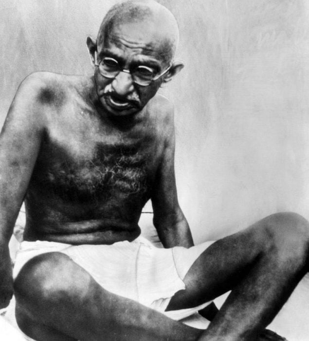 Gandhi sentado