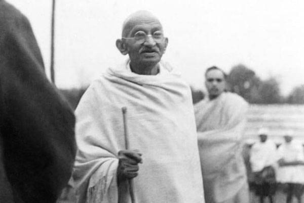 Gandhi caminando