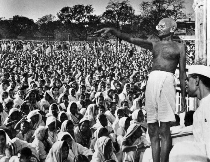 Gandhi frente a una multitud