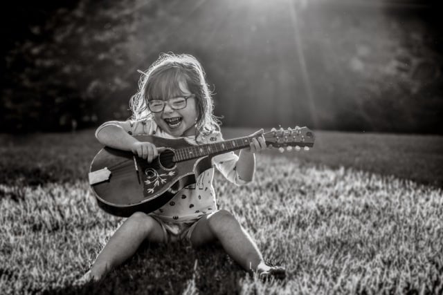 fotografías Kate T. Parker niña tocando instrumento