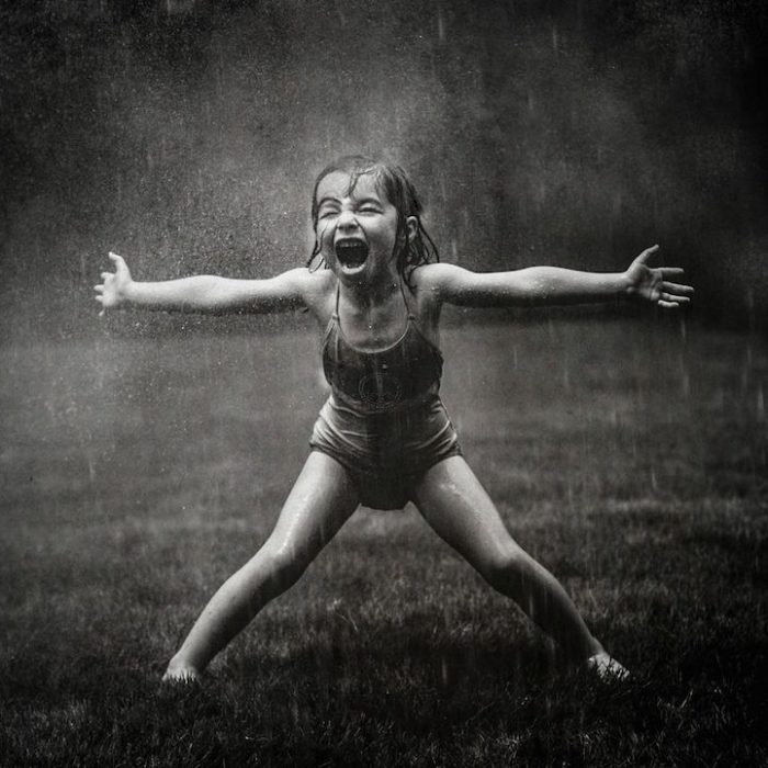 fotografías Kate T. Parker niña en la lluvia