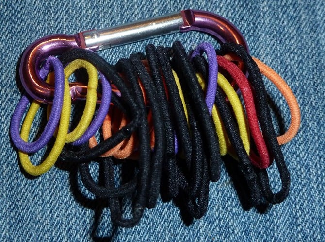 ligas pora cabello colocadas en mosquetón