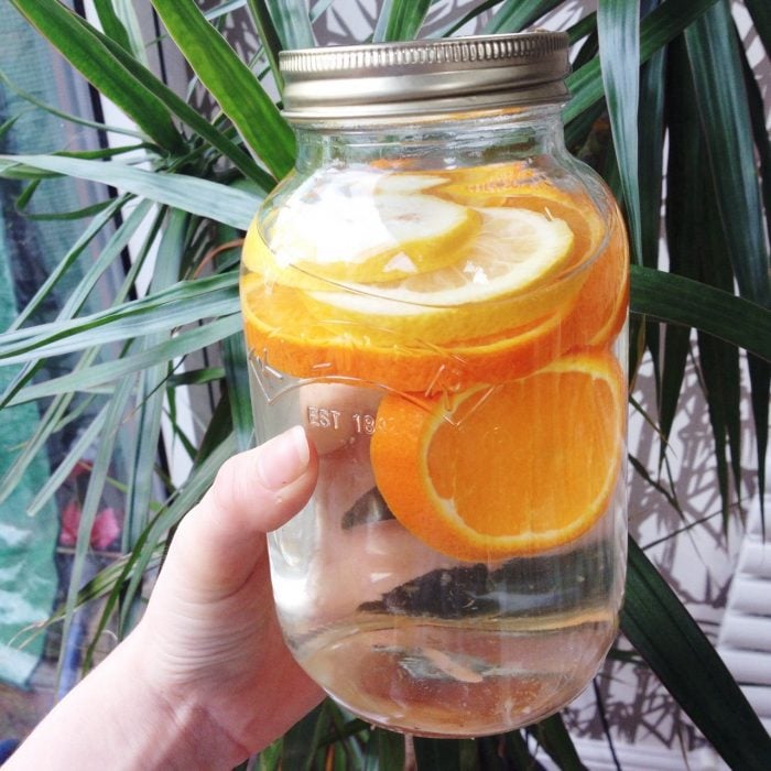 Agua con rodajas de naranja 