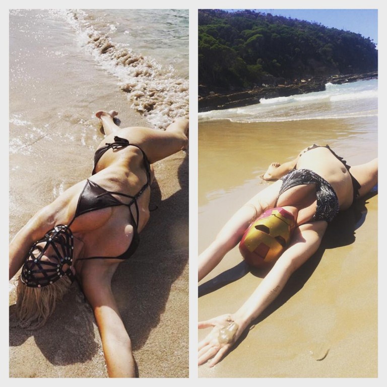 Chica parodiando una divertida imagen de la modelo Joyce Bonelli