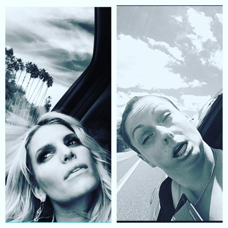 Chica parodiando una divertida imagen de Jessica Simpson