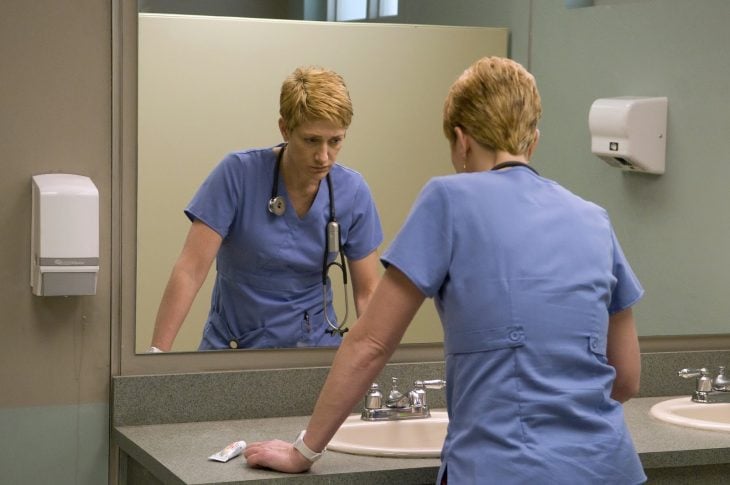 Enfermera en el espejo de un baño 