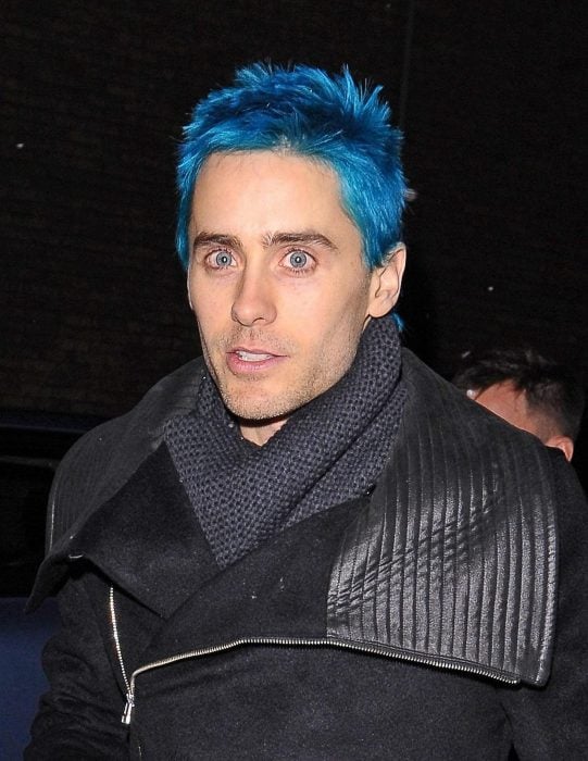 Jared Leto con el cabello azul 