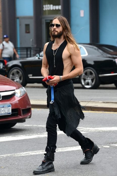 Jared Leto caminando por la calle 