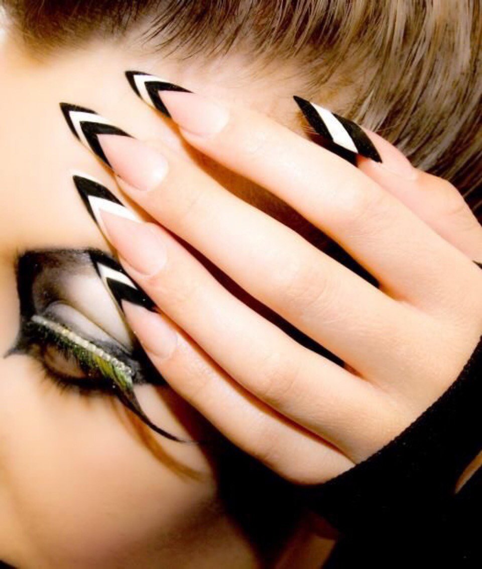 Chica con las uñas en forma de flecha