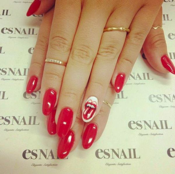 Uñas de color rojo con una uña con el logo de los rolling stones