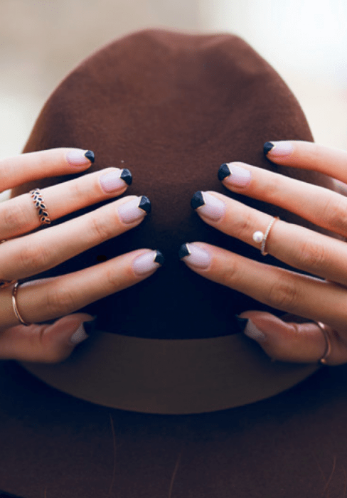 Uñas con diseños minimalistas con triángulos en la punta de las uñas
