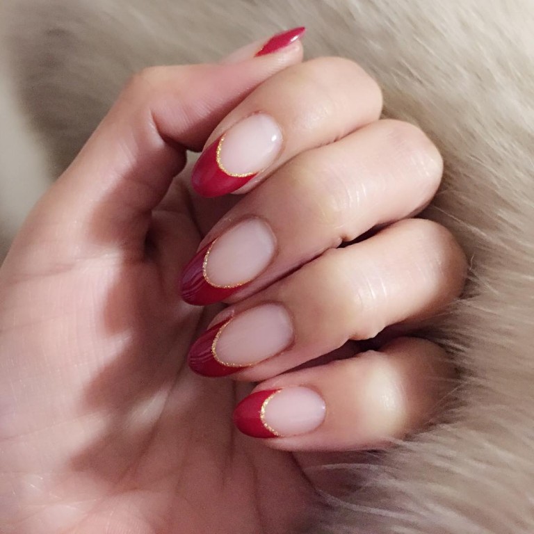 Uñas de color rojo con la punta en color rojo